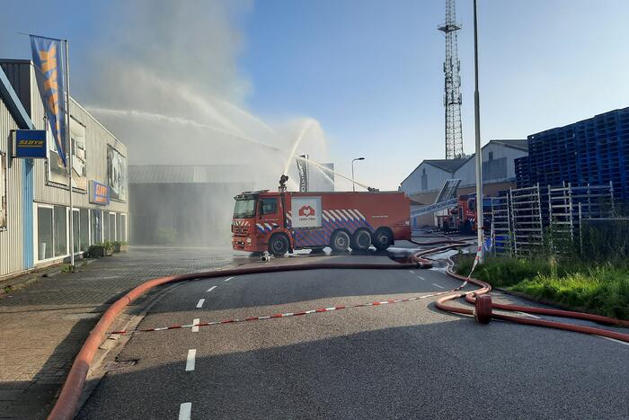 Dikke zwarte rookwolken bij uitslaande brand