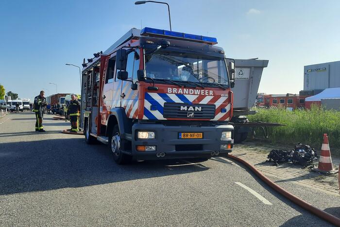 Dikke zwarte rookwolken bij uitslaande brand