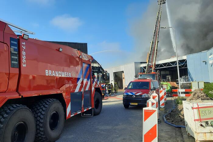 Dikke zwarte rookwolken bij uitslaande brand