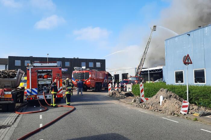 Dikke zwarte rookwolken bij uitslaande brand