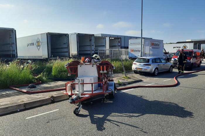 Dikke zwarte rookwolken bij uitslaande brand