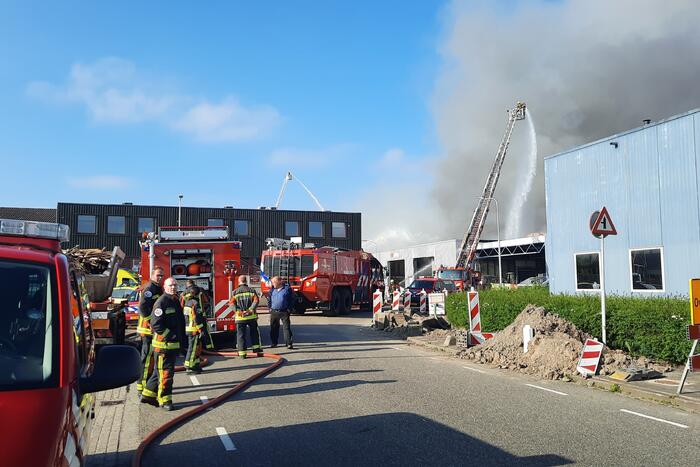 Dikke zwarte rookwolken bij uitslaande brand