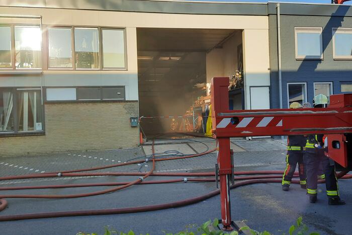 Dikke zwarte rookwolken bij uitslaande brand
