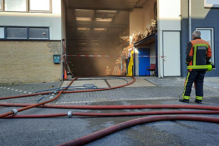 Dikke zwarte rookwolken bij uitslaande brand