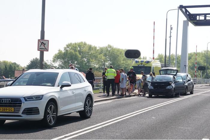 Schade bij ongeval tussen drie voertuigen