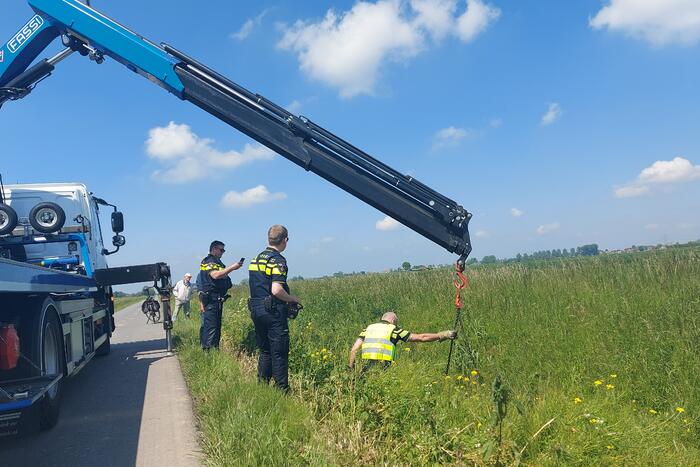 Bestuurder driewieler belandt in sloot