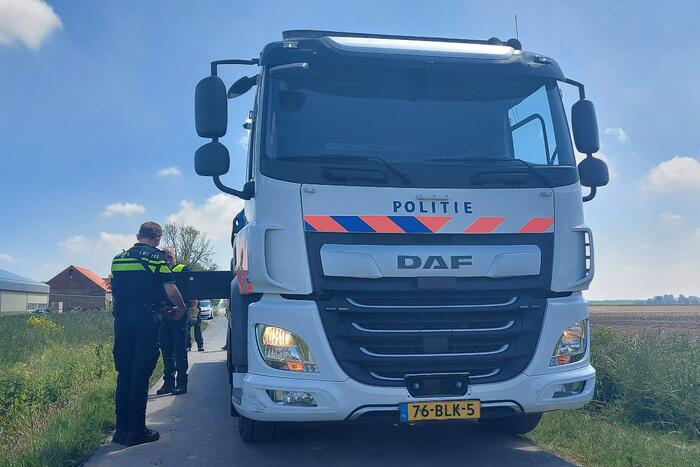 Bestuurder driewieler belandt in sloot