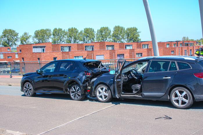 Meerdere voertuigen botsen op brug