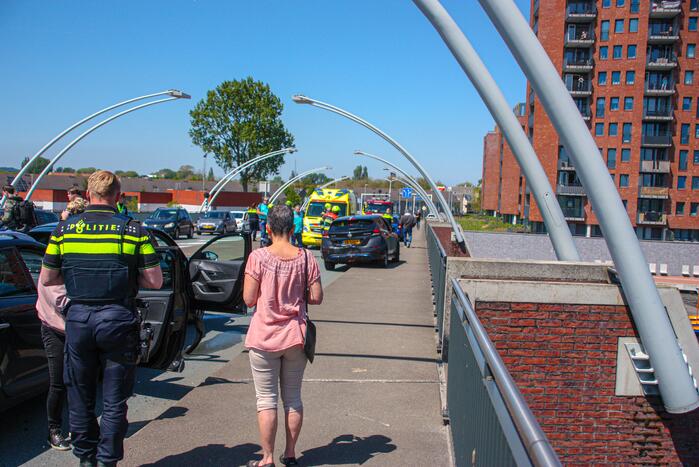 Meerdere voertuigen botsen op brug