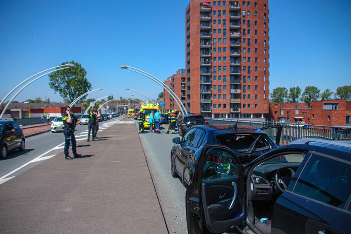 Meerdere voertuigen botsen op brug