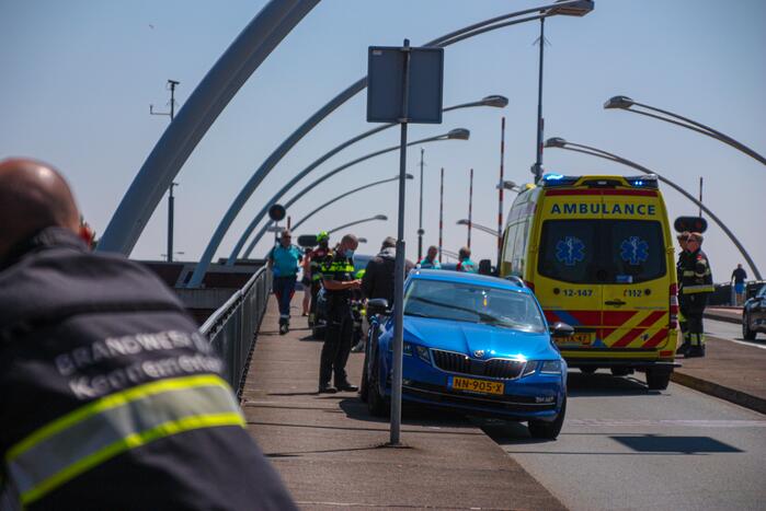 Meerdere voertuigen botsen op brug