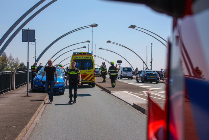 Meerdere voertuigen botsen op brug