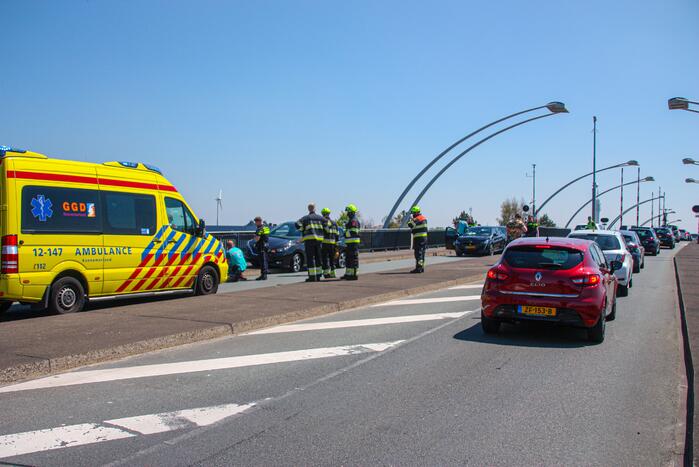 Meerdere voertuigen botsen op brug