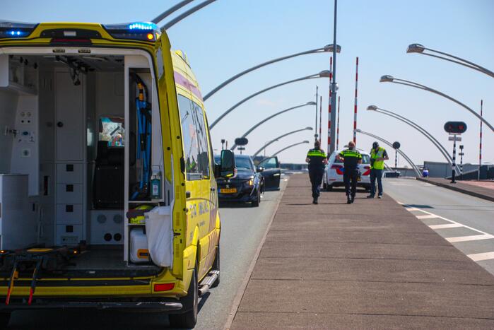 Meerdere voertuigen botsen op brug