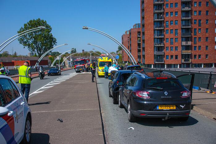 Meerdere voertuigen botsen op brug