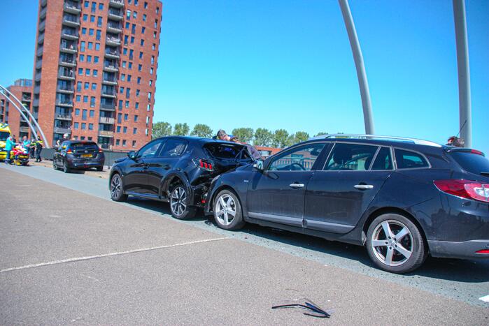 Meerdere voertuigen botsen op brug