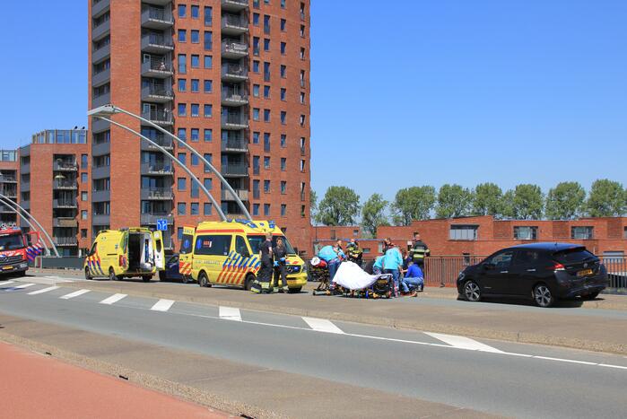 Meerdere voertuigen botsen op brug