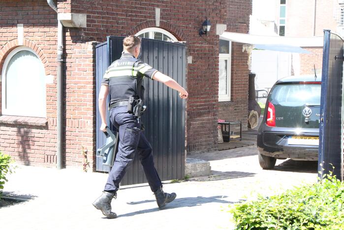 Bewoonster uit woning gered bij brand