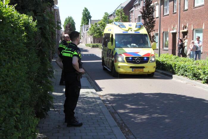 Bewoonster uit woning gered bij brand