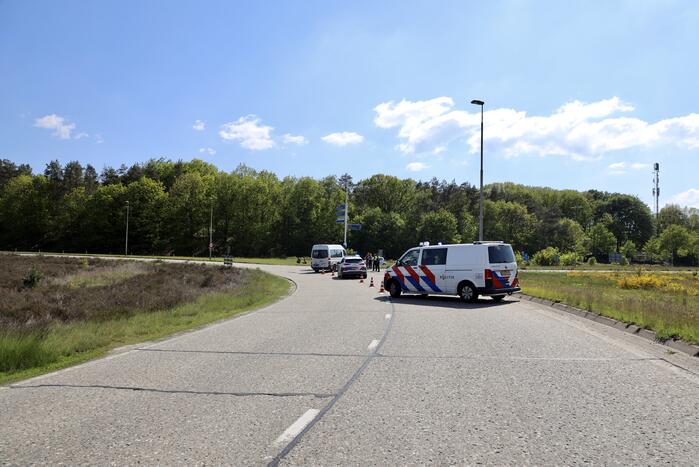 Auto botst op taxibus op rotonde