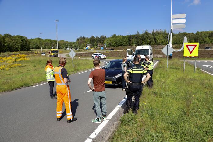 Auto botst op taxibus op rotonde