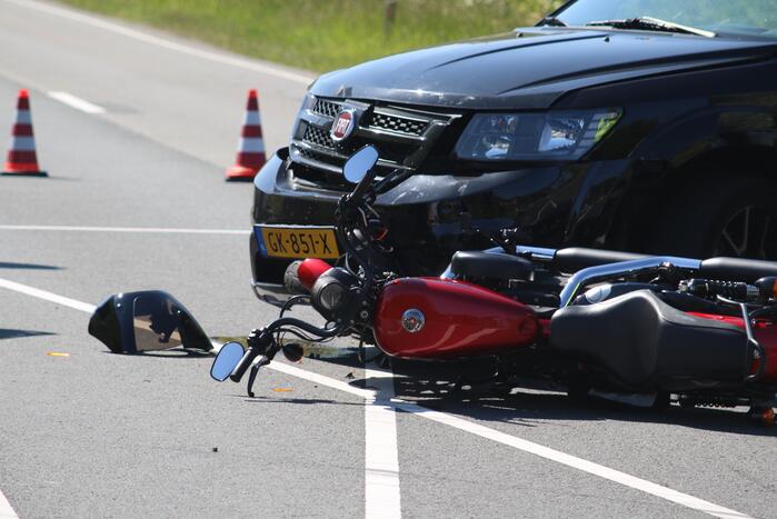 Ongeval tussen personenauto en motorrijder
