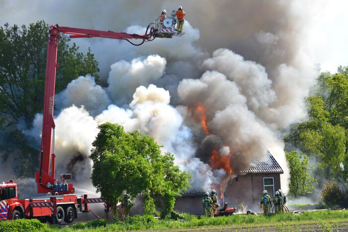 Grote brand in woonboerderij