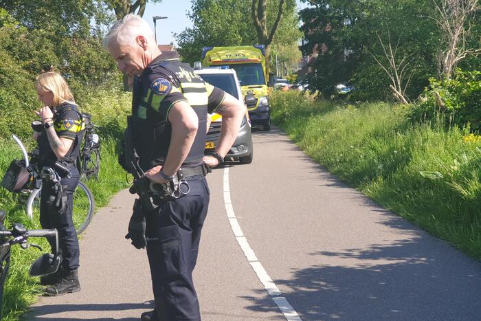 Vrouw gaat met fiets onderuit