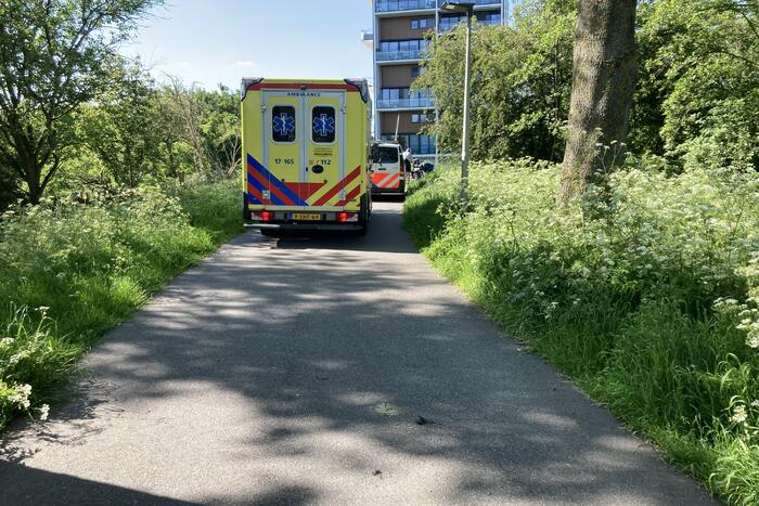 Vrouw gaat met fiets onderuit