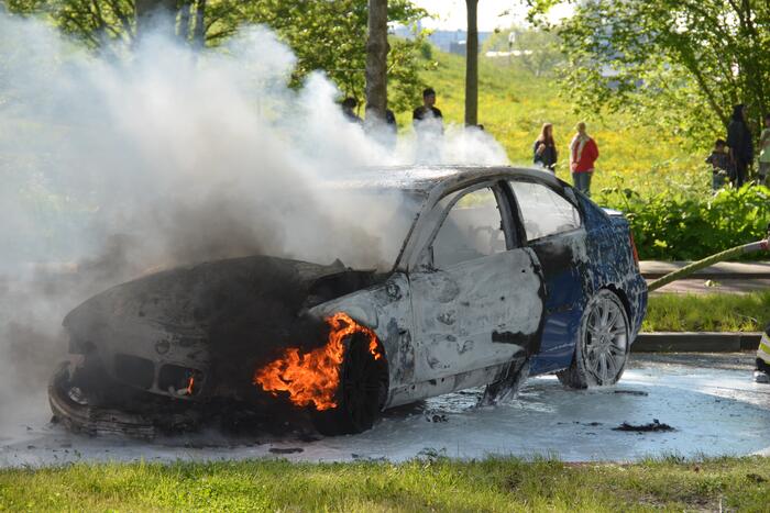 Personenauto brandt volledig uit