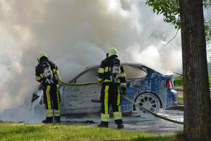 Personenauto brandt volledig uit