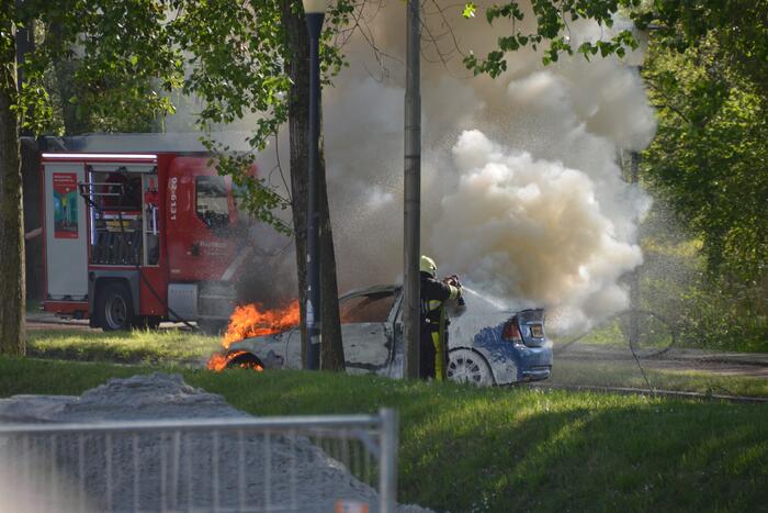 Personenauto brandt volledig uit