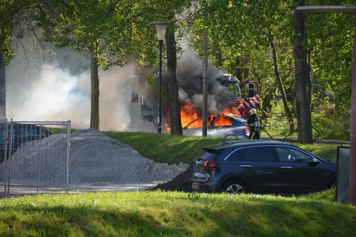 Personenauto brandt volledig uit
