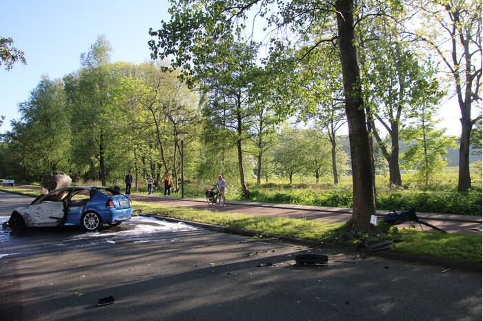 Personenauto brandt volledig uit