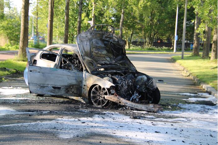 Personenauto brandt volledig uit