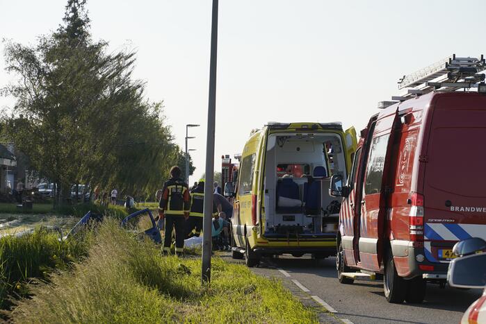 Zwaargewonde bij ongeval met auto in sloot
