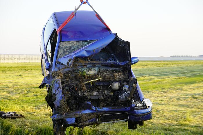 Zwaargewonde bij ongeval met auto in sloot