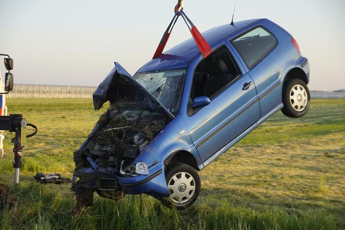Zwaargewonde bij ongeval met auto in sloot