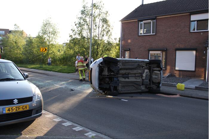 Auto op zijn kant na botsing