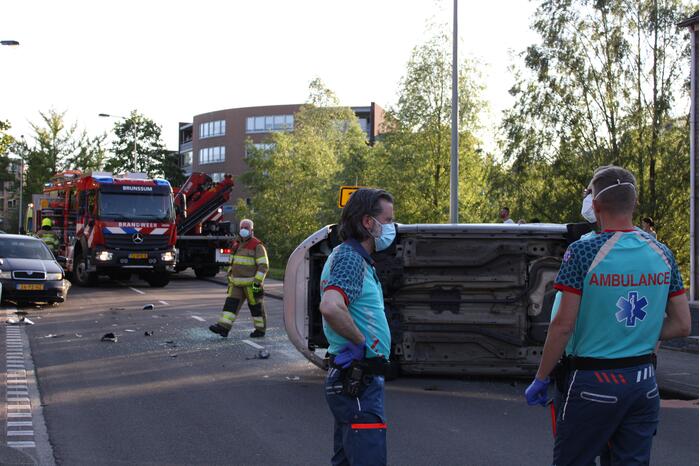 Auto op zijn kant na botsing