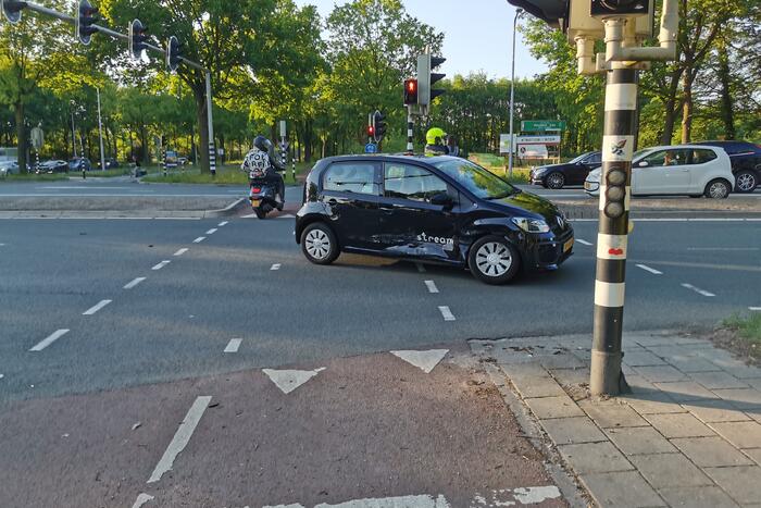Twee personenwagens botsen op kruising