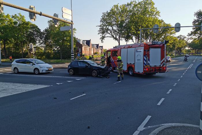 Twee personenwagens botsen op kruising