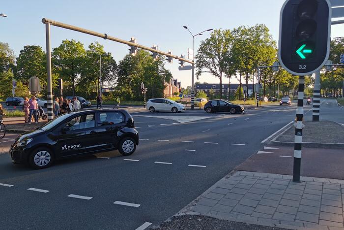 Twee personenwagens botsen op kruising