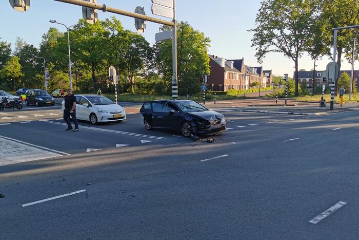 Twee personenwagens botsen op kruising