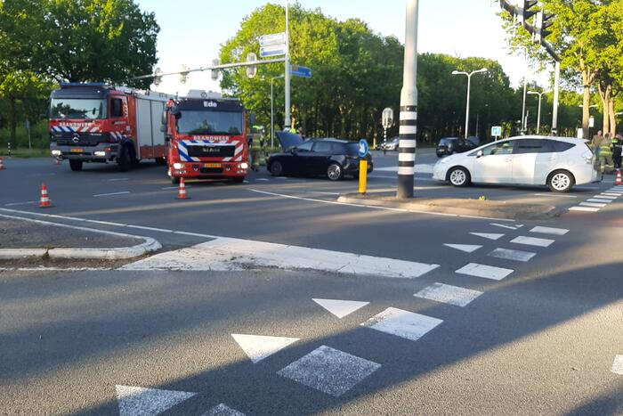 Twee personenwagens botsen op kruising