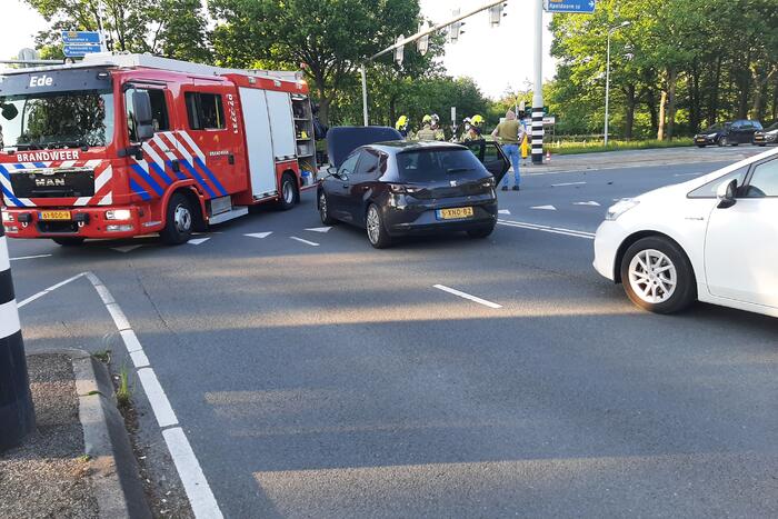 Twee personenwagens botsen op kruising