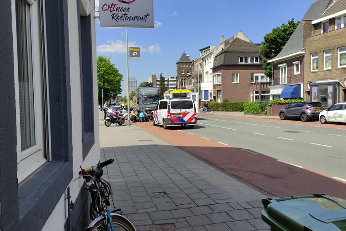 Fietser zwaargewond bij aanrijding met vrachtwagen