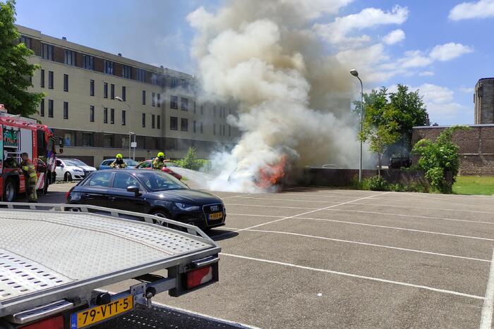 Auto volledig uitgebrand op parkeerplaats