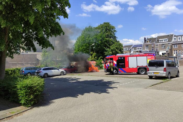 Auto volledig uitgebrand op parkeerplaats