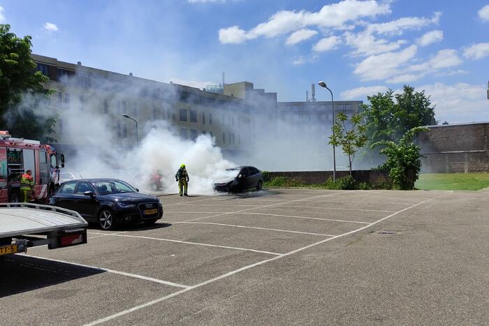 Auto volledig uitgebrand op parkeerplaats